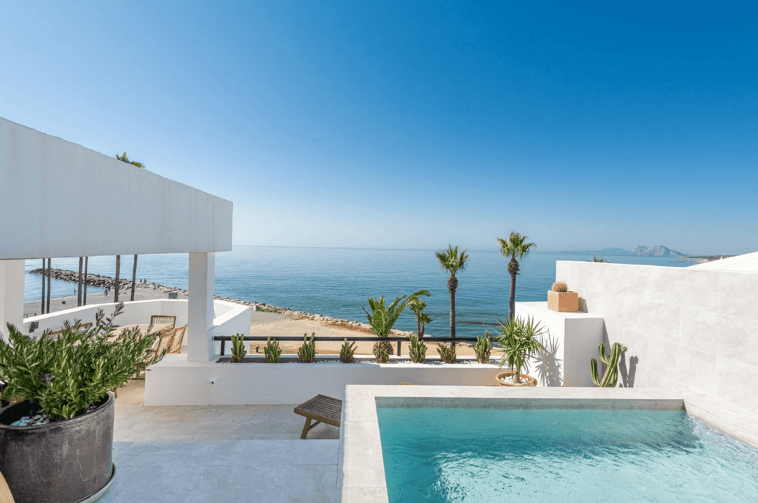 Espectacular ático en primera línea de playa con piscina privada y vistas panorámicas al mar