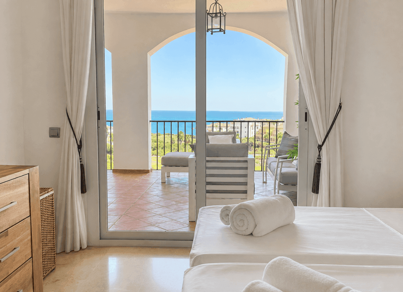 Bright Two-Bedroom Apartment with Panoramic Sea Views and Pool in La Alcaidesa - Image 2