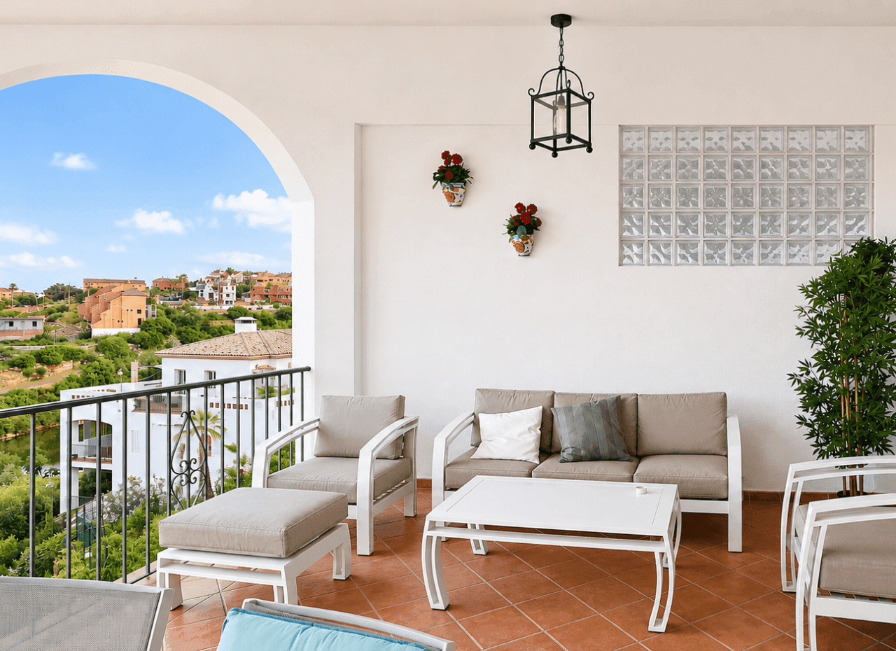 Bright Two-Bedroom Apartment with Panoramic Sea Views and Pool in La Alcaidesa - Image 4